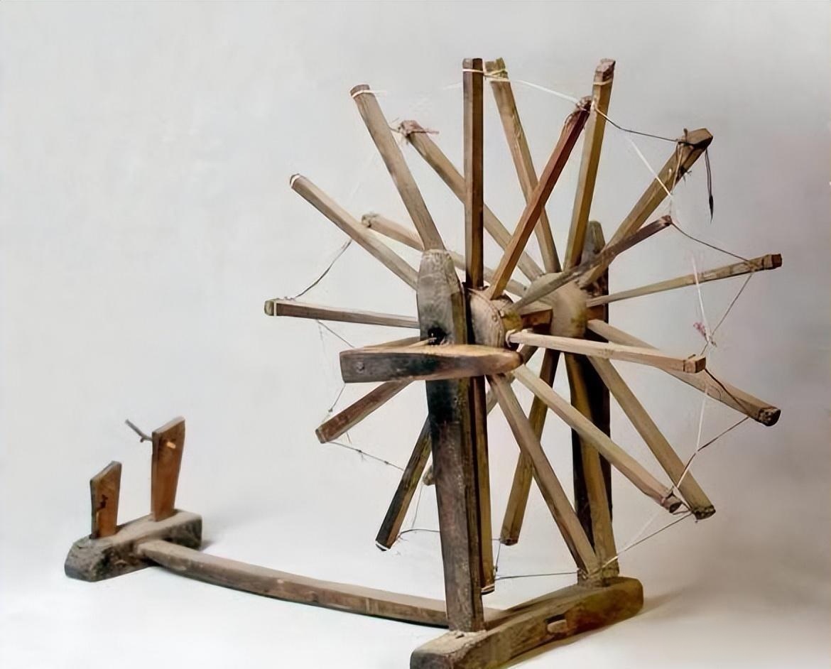 棉花车子是用来把棉花纺成线的工具,风箱是一种炊事工具,帮助锅底的