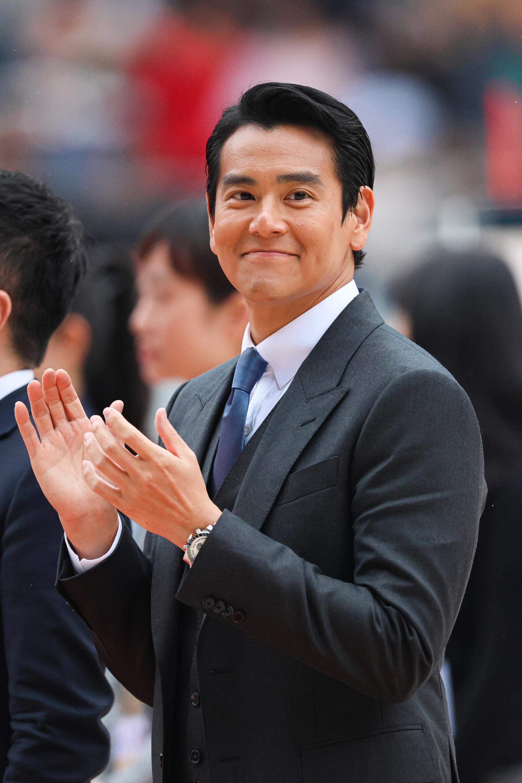 这是彭于晏?手指还是那么骨节分明,但这脸是咋了?幸福肥? 林家栋?