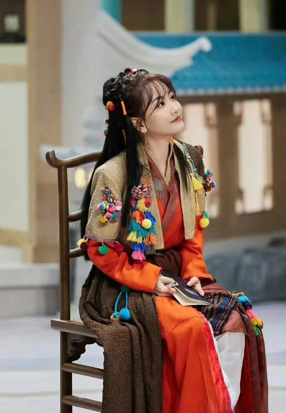 杨蓉的多巴胺穿搭不仅造型好看而且还很可爱,好像射雕英雄传里的黄蓉