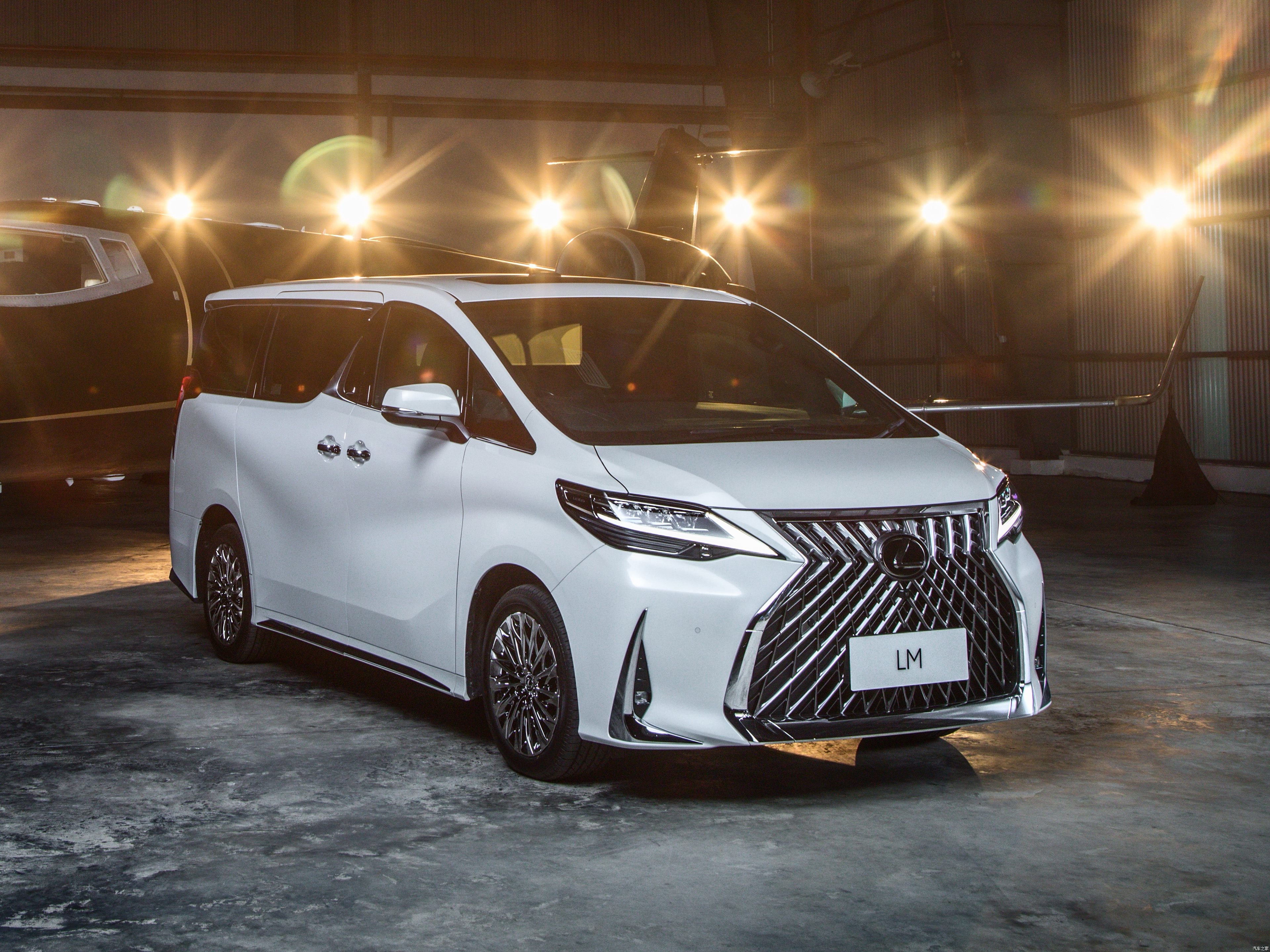 日本推出雷克萨斯lm 500h六座版:折合人民币约70万元