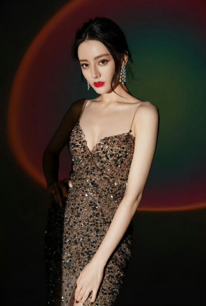 迪丽热巴,吊带亮片裙,美人美背,魅力十足!