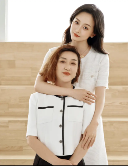 一张照片轻轻跃入我的眼帘,那是演员何泓姗与母亲的合照,庆祝属于母亲