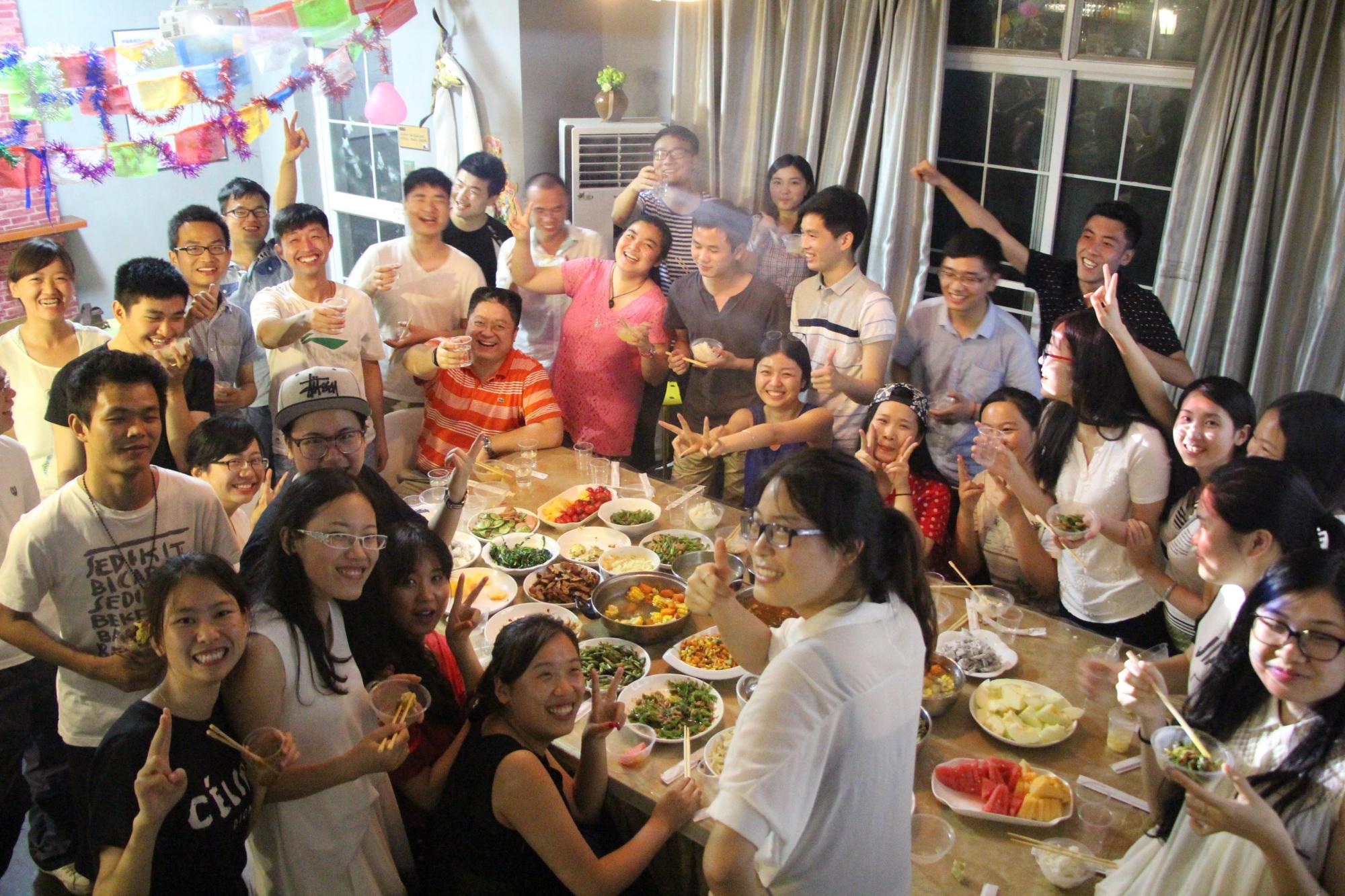 前些年很流行同学聚会,其实也就是同学见见面,喝酒打牌炫耀,插科打浑