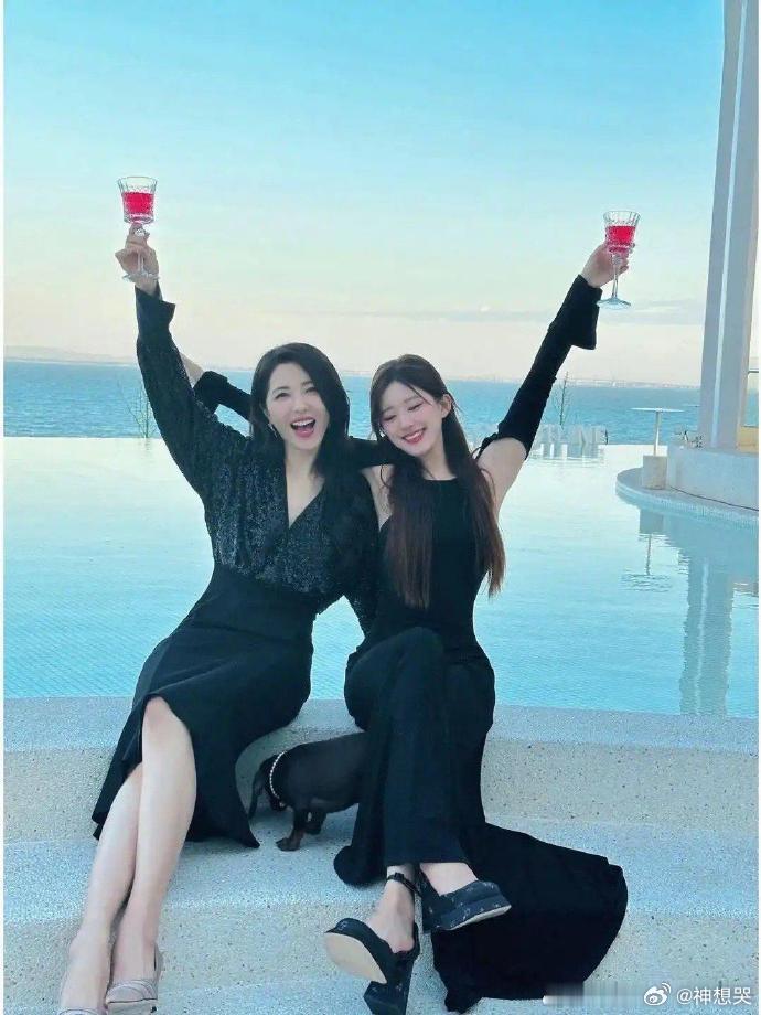 赵露思的母女照,她妈妈好漂亮啊,像女明星,又美又有女人味,完全不输