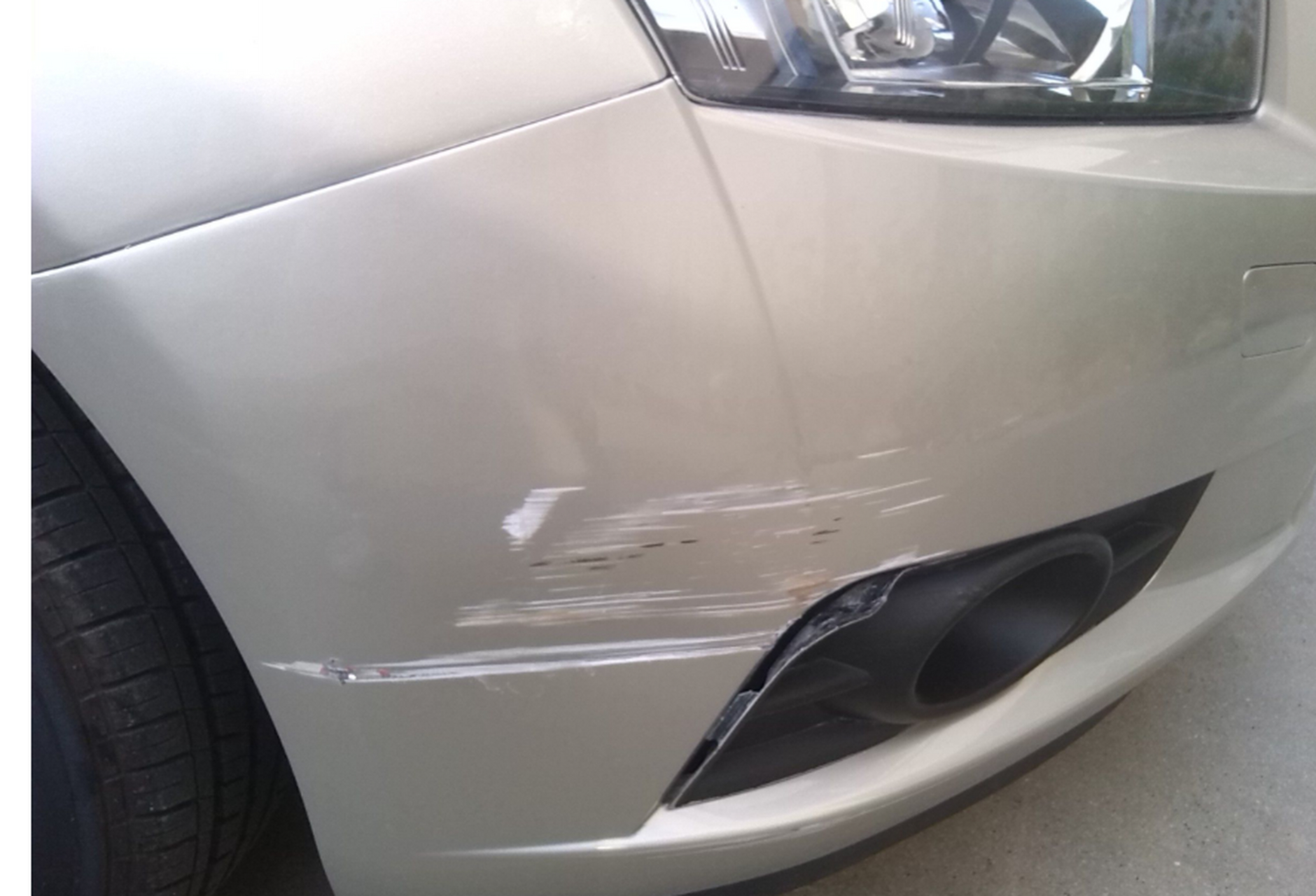 用我们的轻微划痕修复剂一擦即除.若遇深伤不担心,专业技师来帮忙!