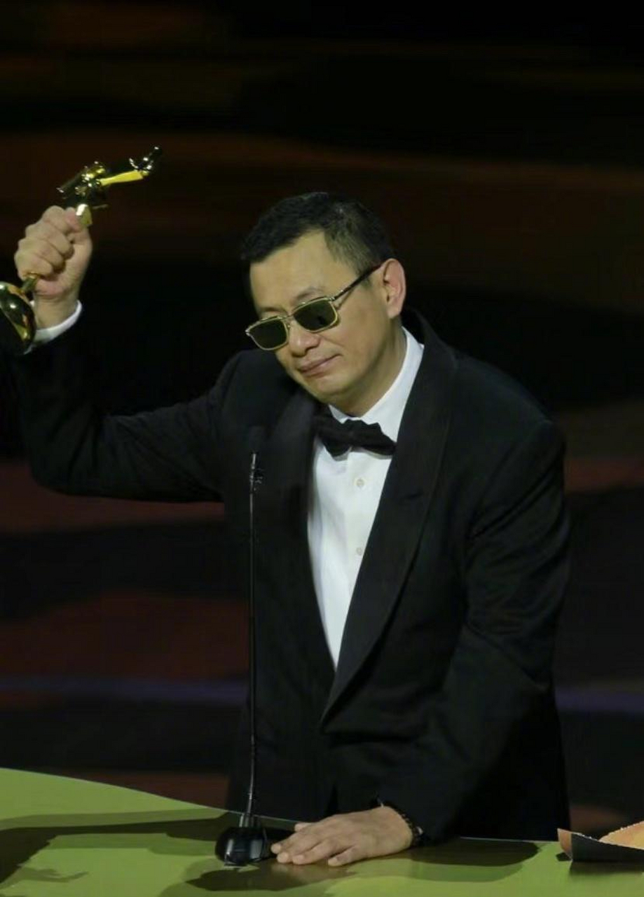 王家卫不戴墨镜长这样