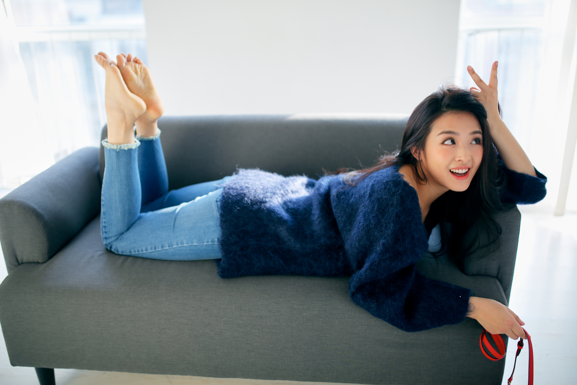 张含韵的室内写真,简约而不简单,她的甜美笑容,仿佛能驱散屋内的阴霾