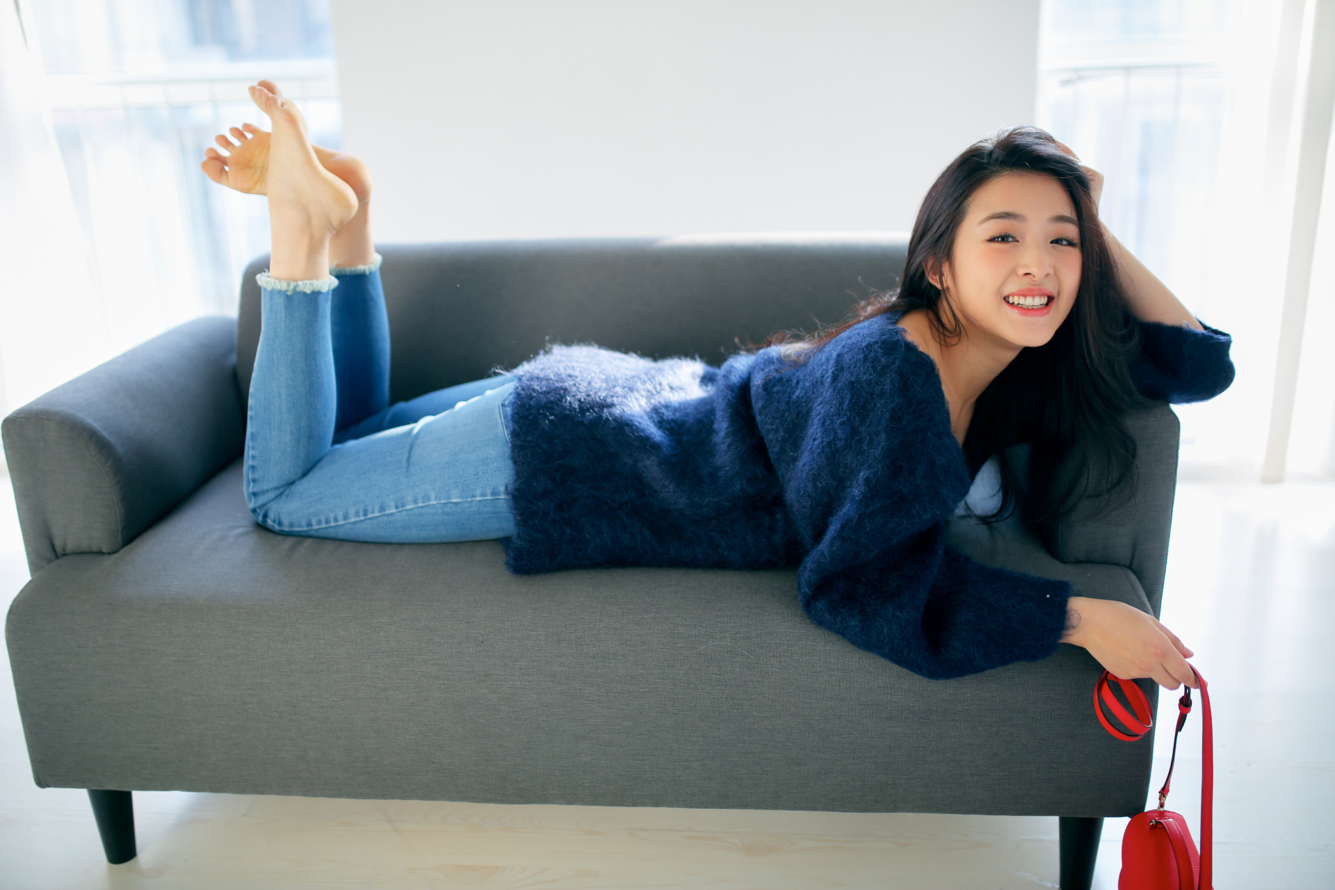 张含韵的室内写真,简约而不简单,她的甜美笑容,仿佛能驱散屋内的阴霾