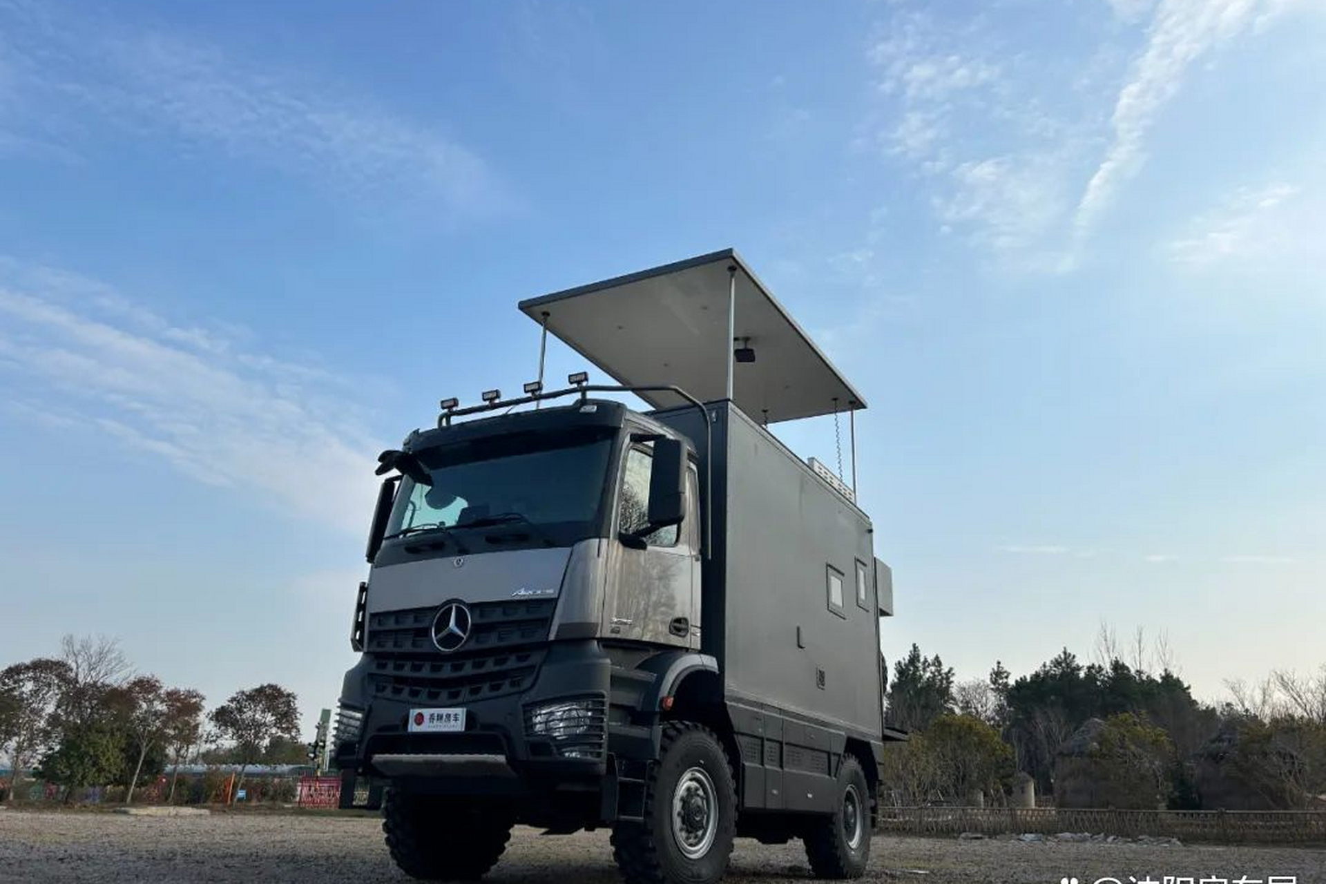 乔翔房车展示一款全铝六层加厚房车,配备大排量发动机,自动变速箱及多