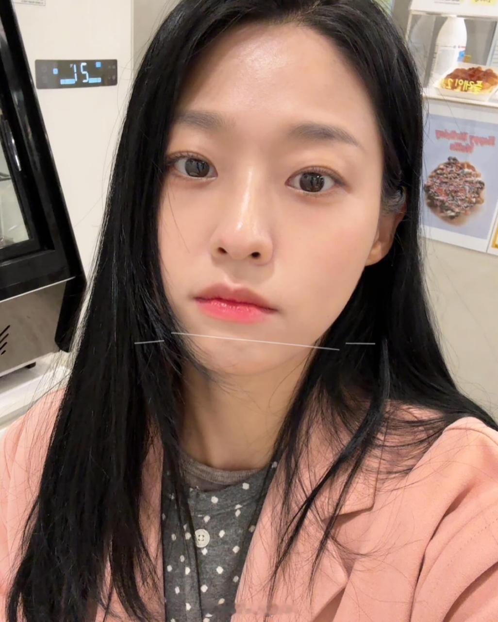 雪炫在ins上分享游玩照片,粉丝们被其治愈,照片中雪炫身穿绿色连衣裙