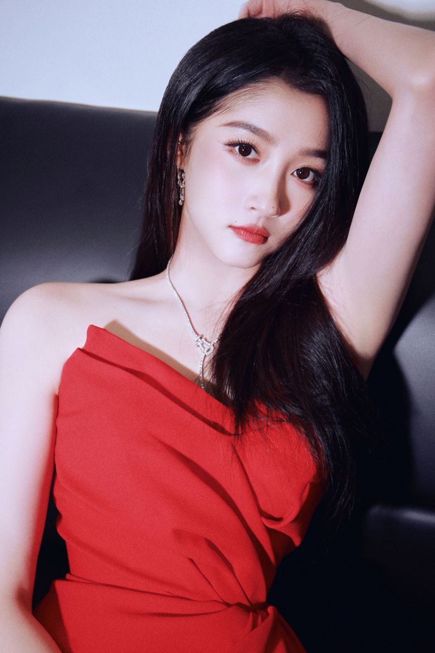 关晓彤红裙搭配红色高跟,双重炽烈,女王范儿十足!