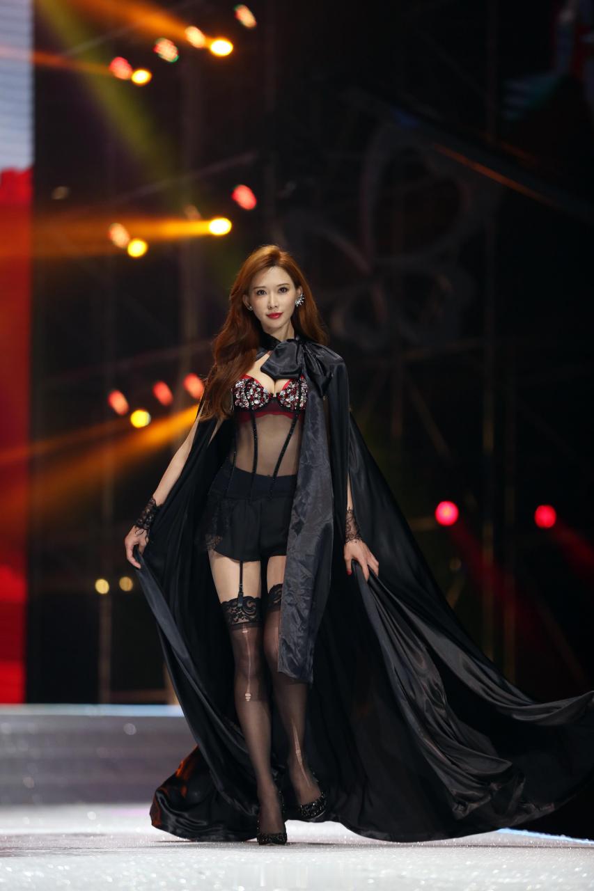 近日,主持人林志玲受雅诗兰黛邀请参加了一场名为"都市丽人"的活动.