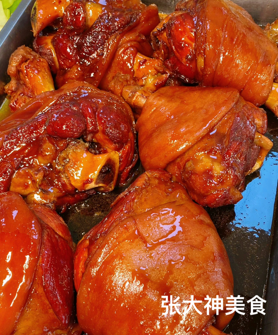 酱肘子详细做法,从业29年老师傅经验分享  1/先把准备好的肘子清洗