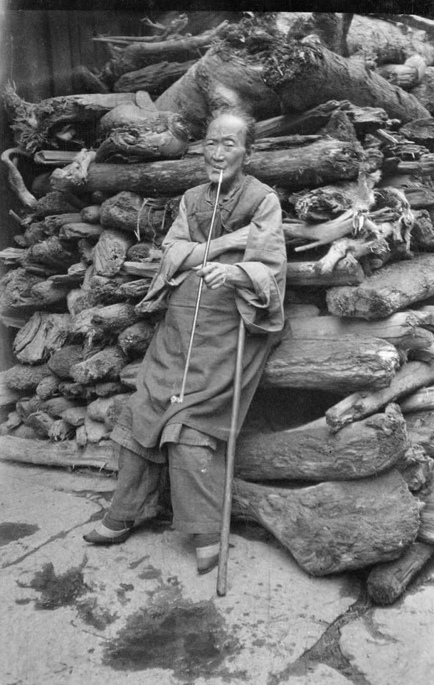 岁月的记忆:1917,四川理县,抽烟的老奶奶