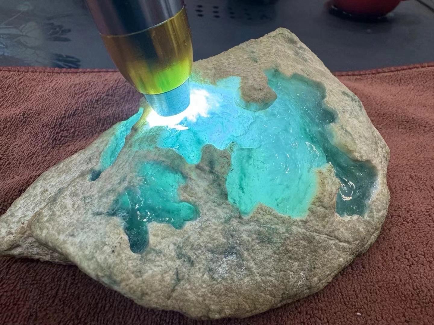 冰种飘花的翡翠原石,飘花灵动,颜色好赞!