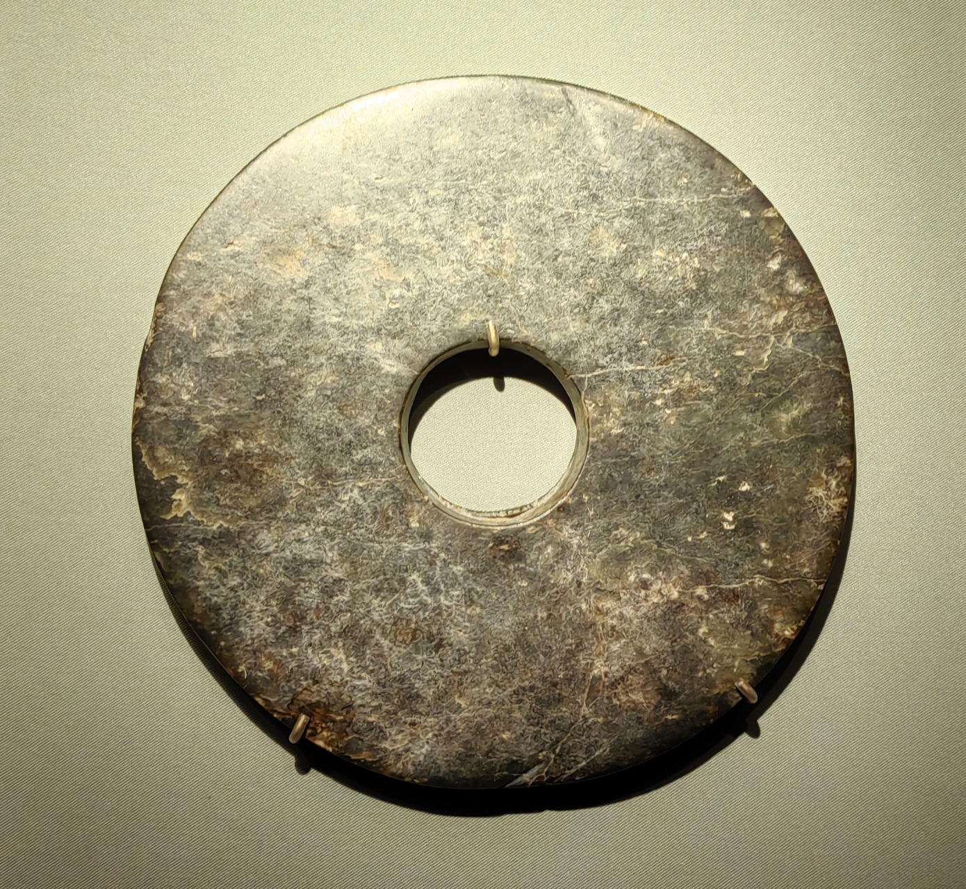 动态连更挑战# 山东省博物馆收藏的一些时代较少的玉器:第1件战骨青