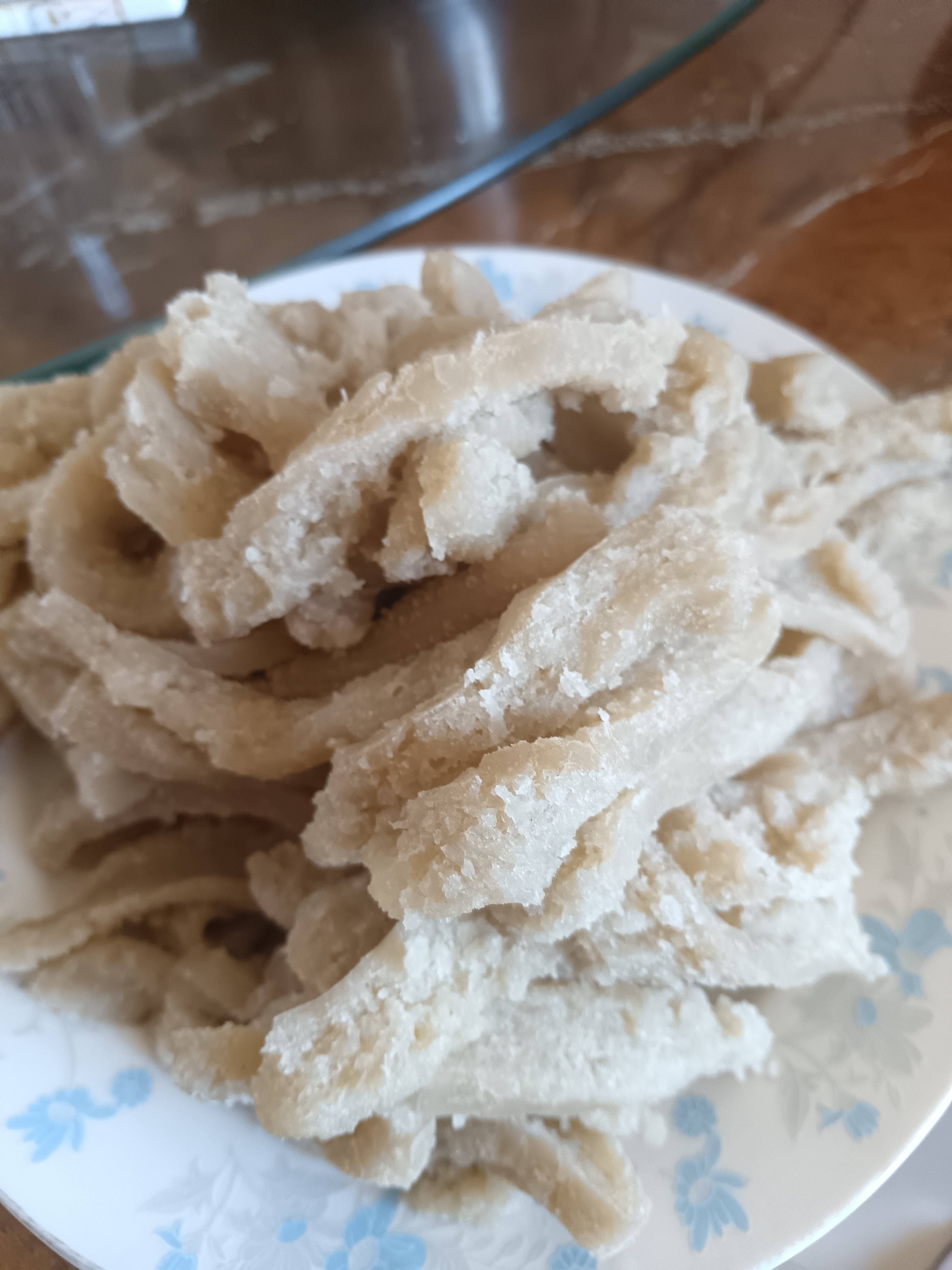 妈妈做的美食 熬了西红柿拌汤 蒸了一锅土豆荞麦粉面疙瘩 爸爸说这叫
