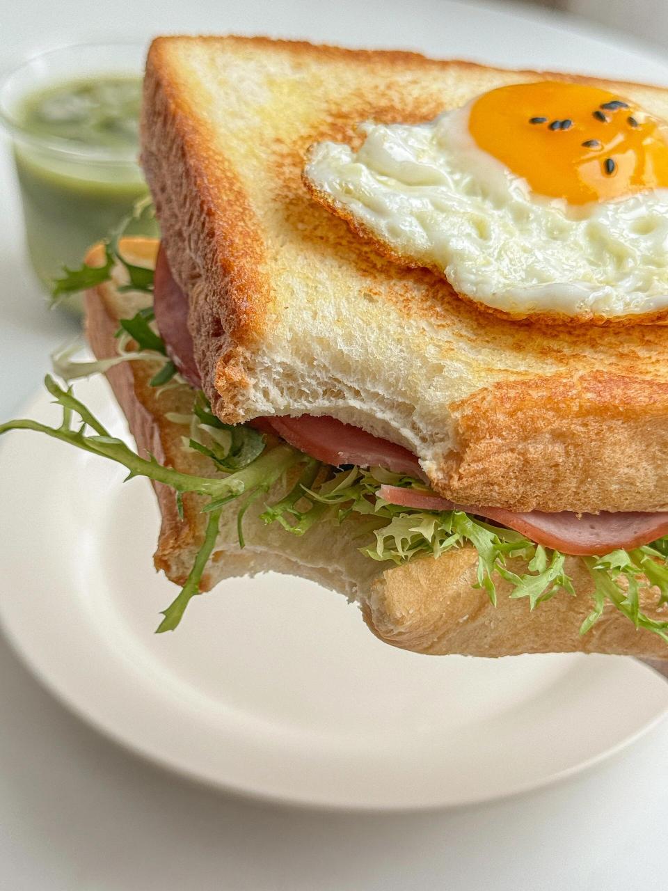 花样三明治00火腿片煎蛋三明治|||早上来一个三明治 抹茶拿铁,真的