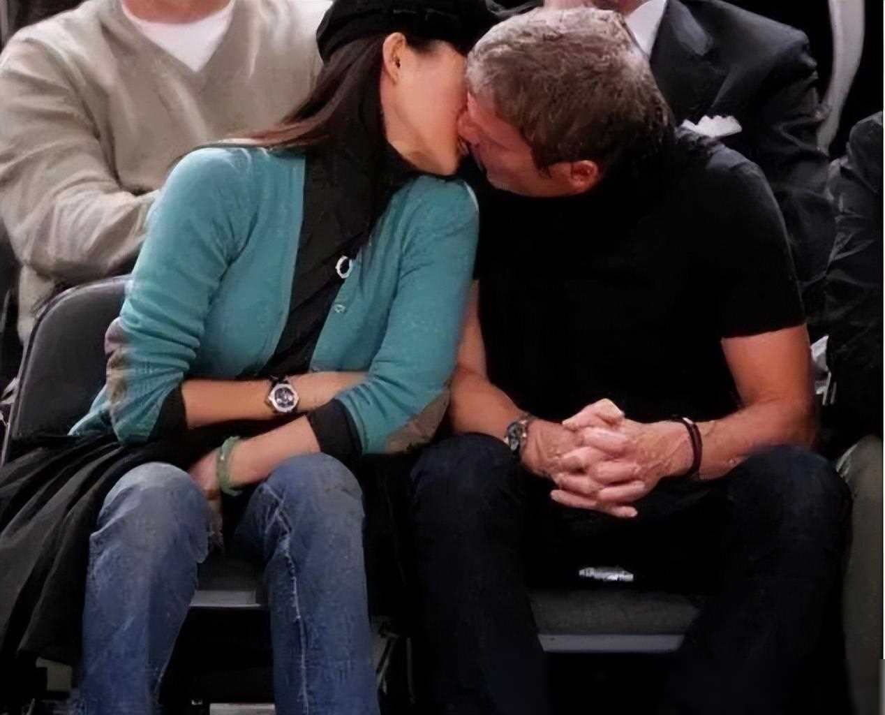 12年前,章子怡与洋男友海边叠罗汉