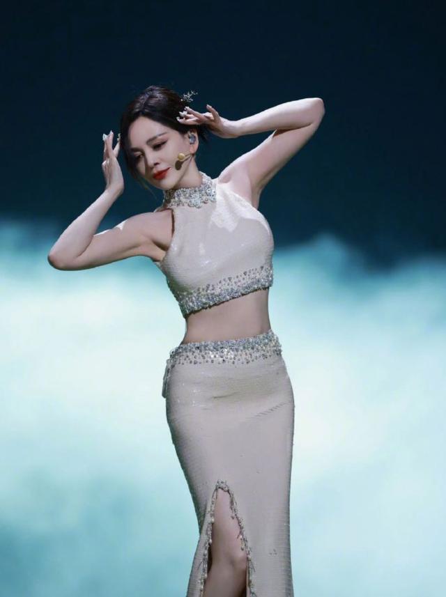 戚薇和王琳,蔡文静穿旗袍跳舞,两位50岁姐姐大长腿让我不得不服