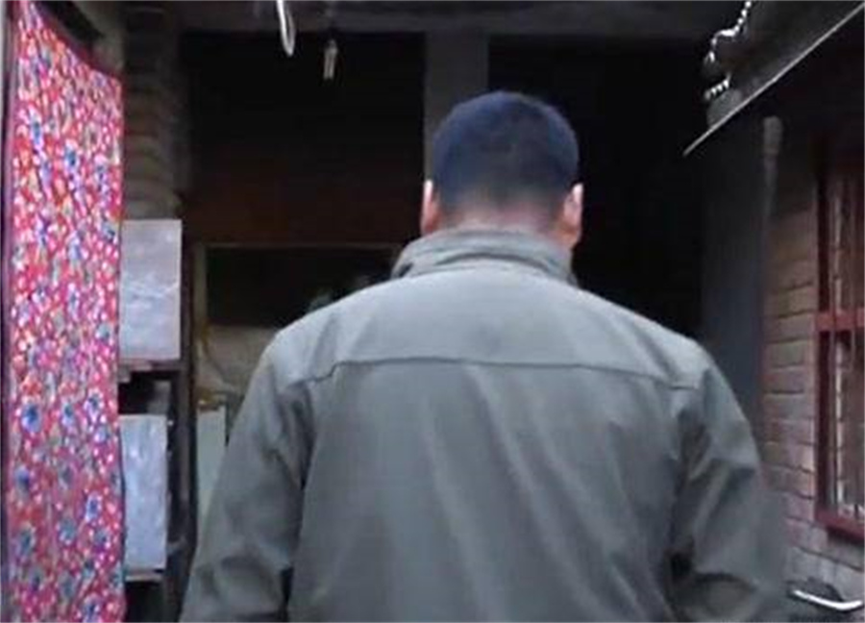 杨东是个地地道道的成都人,他生在成都,长在成都.