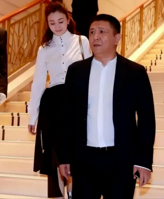 同样48岁,冻龄女神李小冉和氛围感美女舒淇现状对比,谁更胜一筹