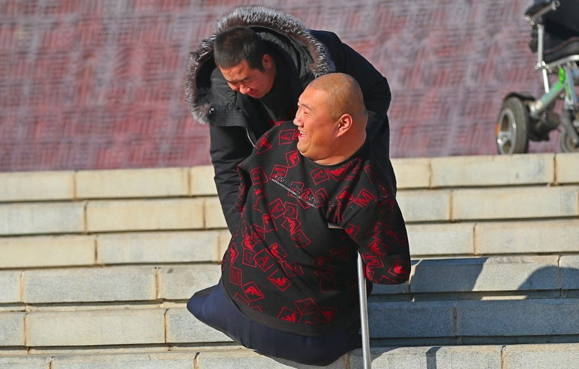 回顾天生没手没脚的"筷子哥",依然娶妻生子,年入百万养活全家