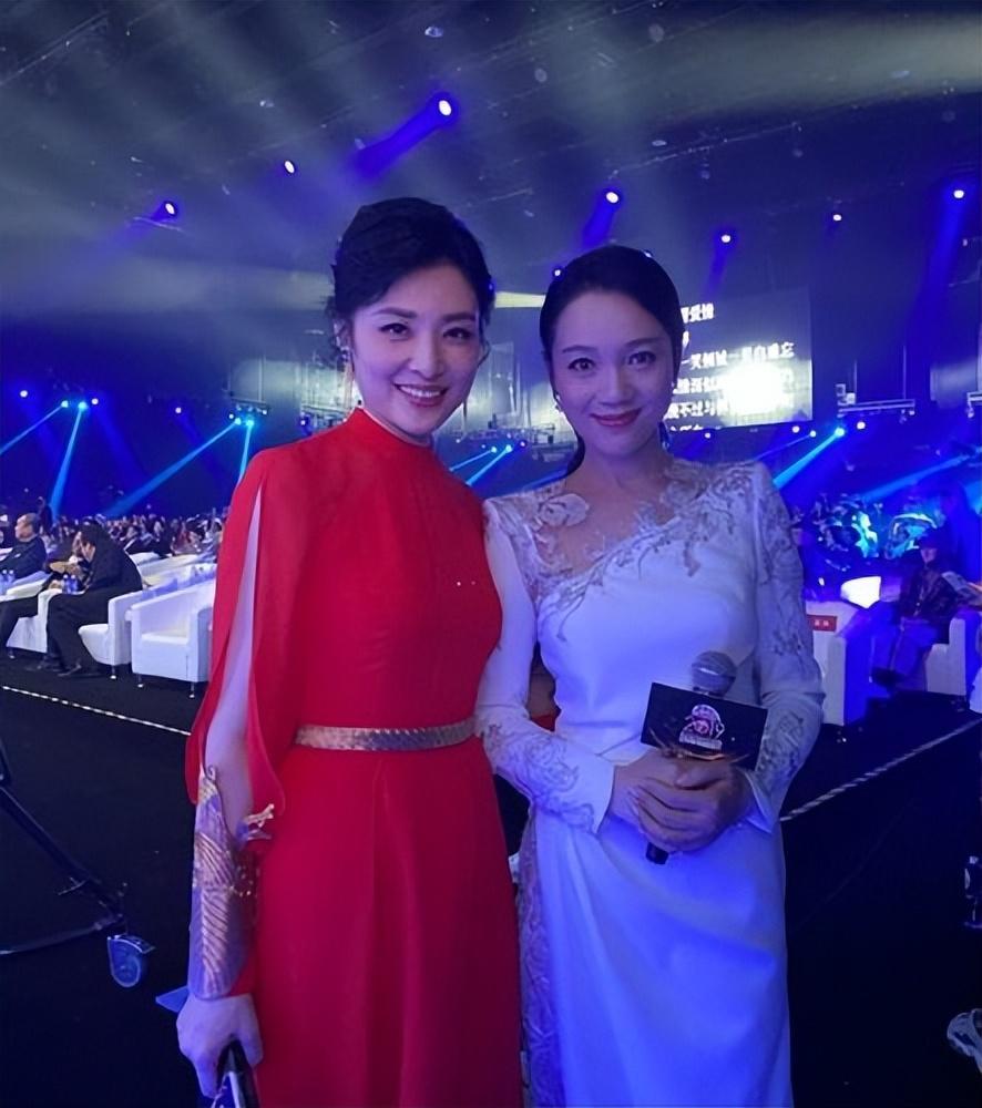 回顾著名主持人周群:嫁给神秘老公生下三个孩子,50岁宛如少女