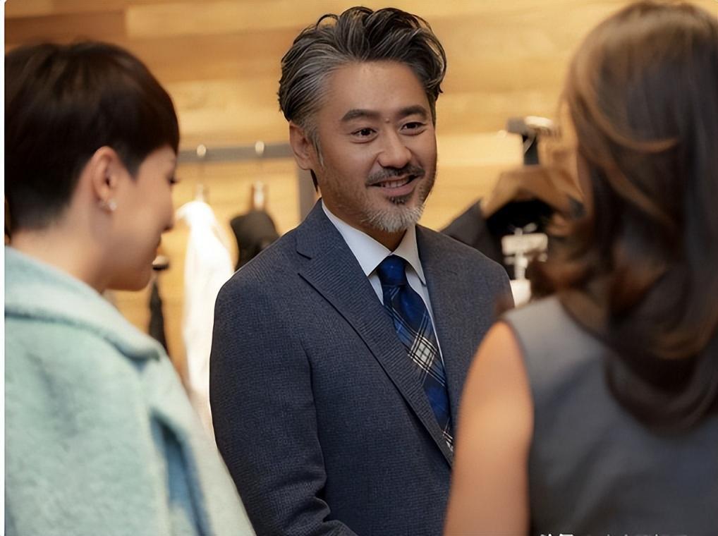 身为科班出身的演员,他早期的发展道路充满艰辛.