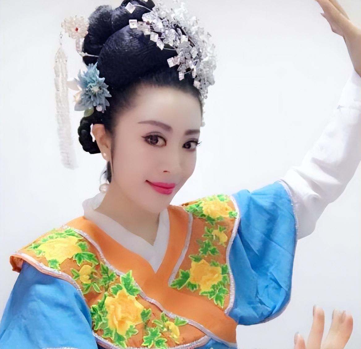 的第二任妻子,王小利的第一任妻子温美玲也曾是王小利的二人转搭档