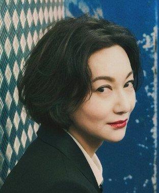 1981年,她凭借着《长辈》这部影片,成功地拿下了第一届香港金像奖的