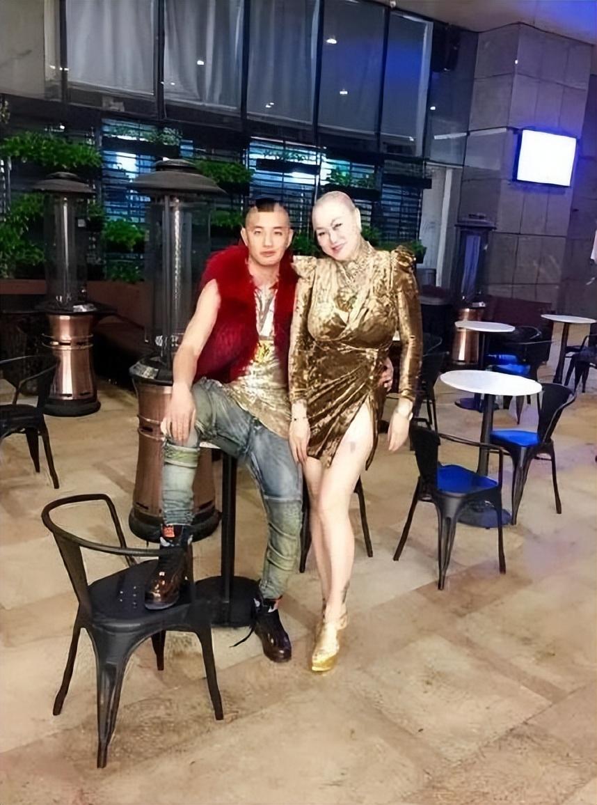 年少时期的农村生活锻炼了冯萍吃苦耐劳的能力,她不会因为生活的一点