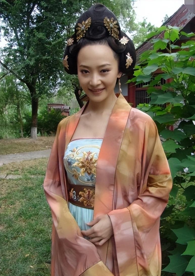 回顾:曲栅栅嫁给落魄的黄海波,任劳任怨养夫九年,如今苦尽甘来