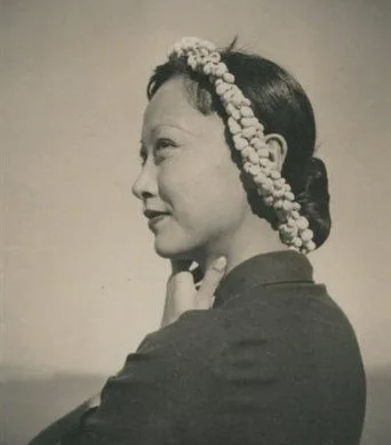 (黄惠兰)黄仲涵虽然宠爱正妻生的两个女儿,但在家业传承这方面,他仍然