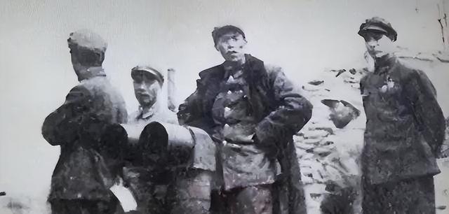 在红军中梁兴初因其朴实无华的性格和战场上的英勇表现迅速获得了"梁