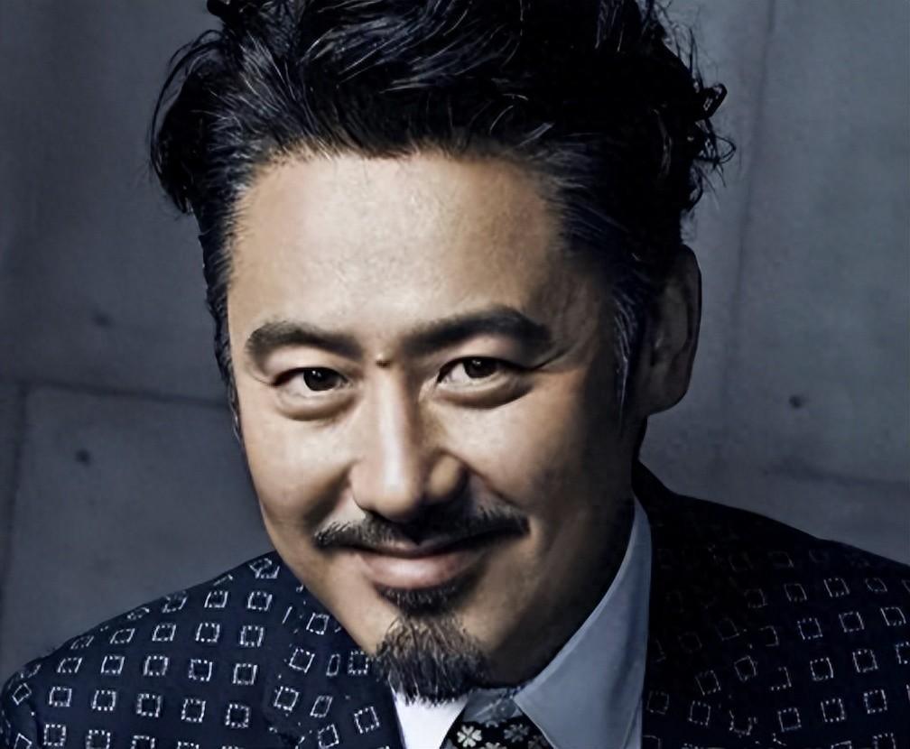 事实证明,54岁移居英国的吴秀波,已经走上了一条"不归路"!