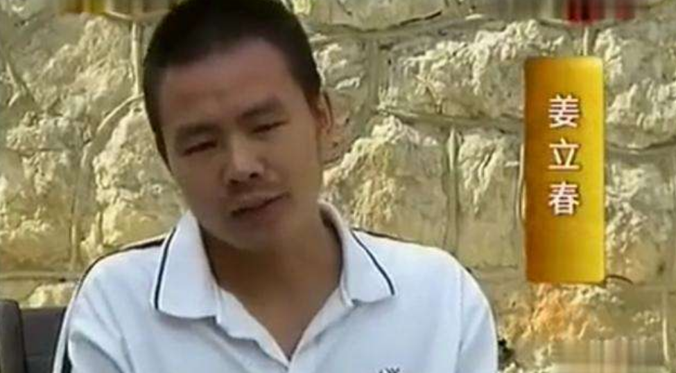 2006年5月份,姐弟俩趁着假期回徐州看望父母,同行的还有张金凤的男