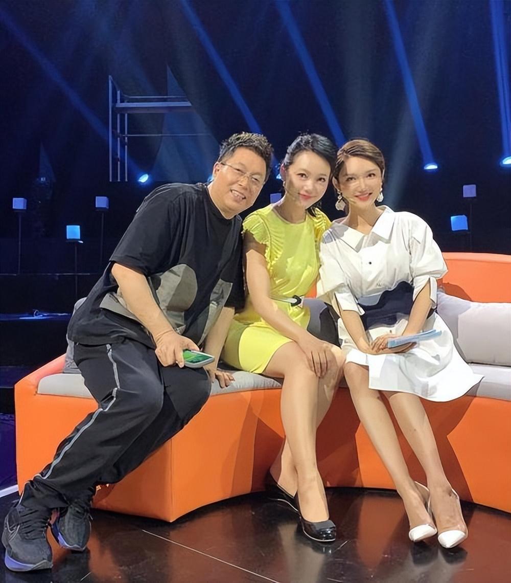 回顾著名主持人周群:嫁给神秘老公生下三个孩子,50岁宛如少女