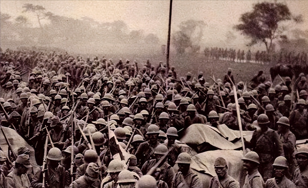 八路军战士借宿村长家,被包围后想找村长商议,结果却找不见人影