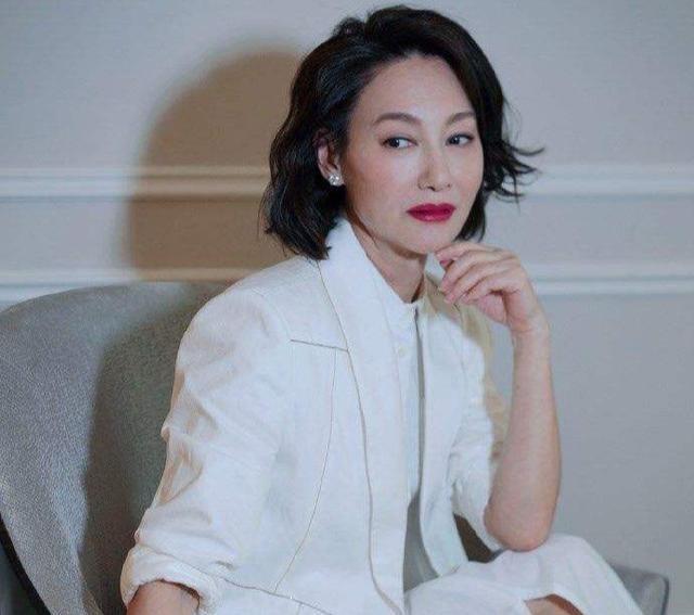 回顾惠英红:3岁乞讨,22岁成名,40岁患抑郁症,60岁依旧单身