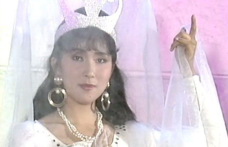 眼睛深邃,眉目带笑,面容清新,身穿轻薄的古装宛如婚纱,塑造的女娲庄严