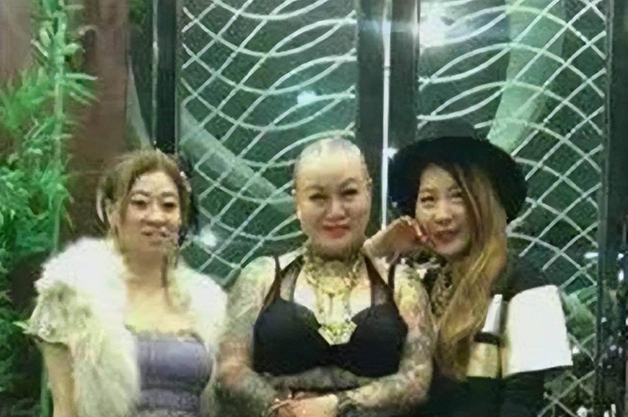 深圳时装周光头纹身女图片