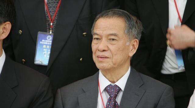 他与以前在烟厂的朋友一商量,决定一起开一家香烟厂.