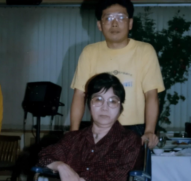 因"丑娘"一举成名,晚年却被曝毁了新凤霞一生,张少华真冤枉?