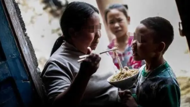 孙女生日奶奶给1000红包,隔天就被儿子退回去:妈,求求你别闹了