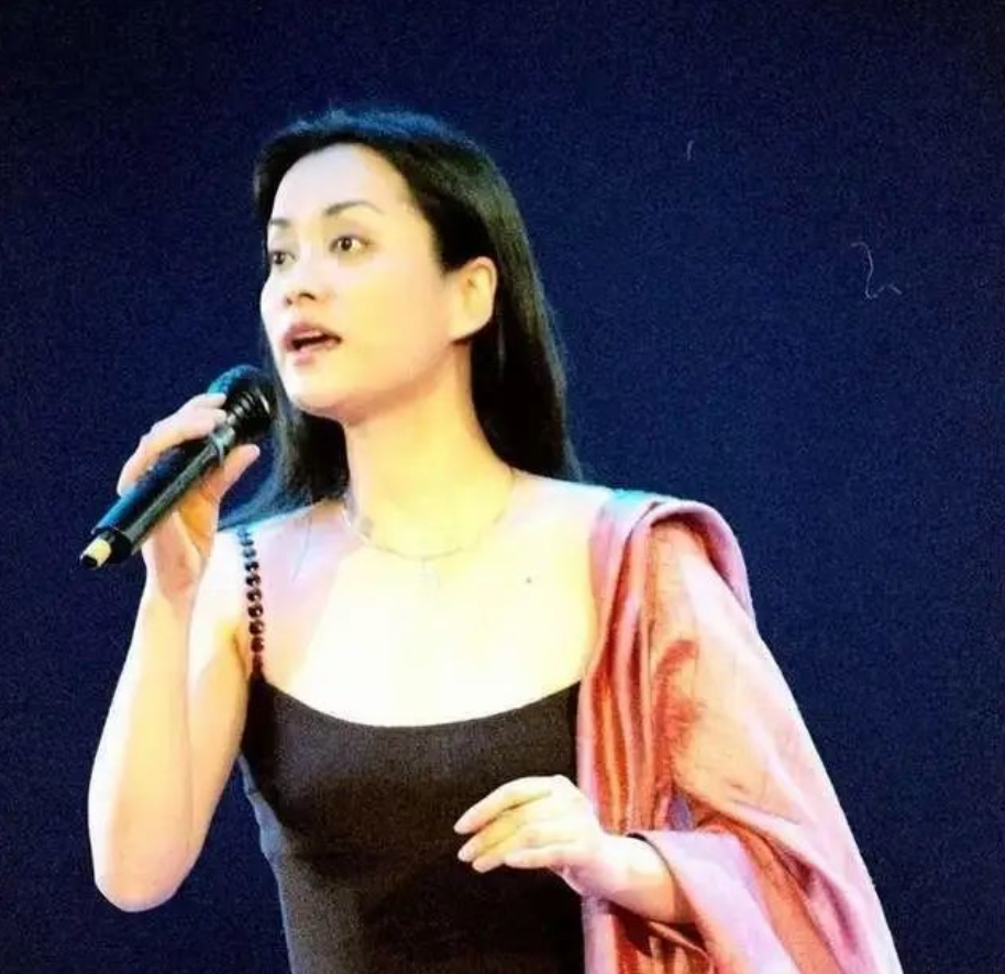 回顾毛阿敏:丈夫离世10个月,留下260亿遗产,她的选择让人感动