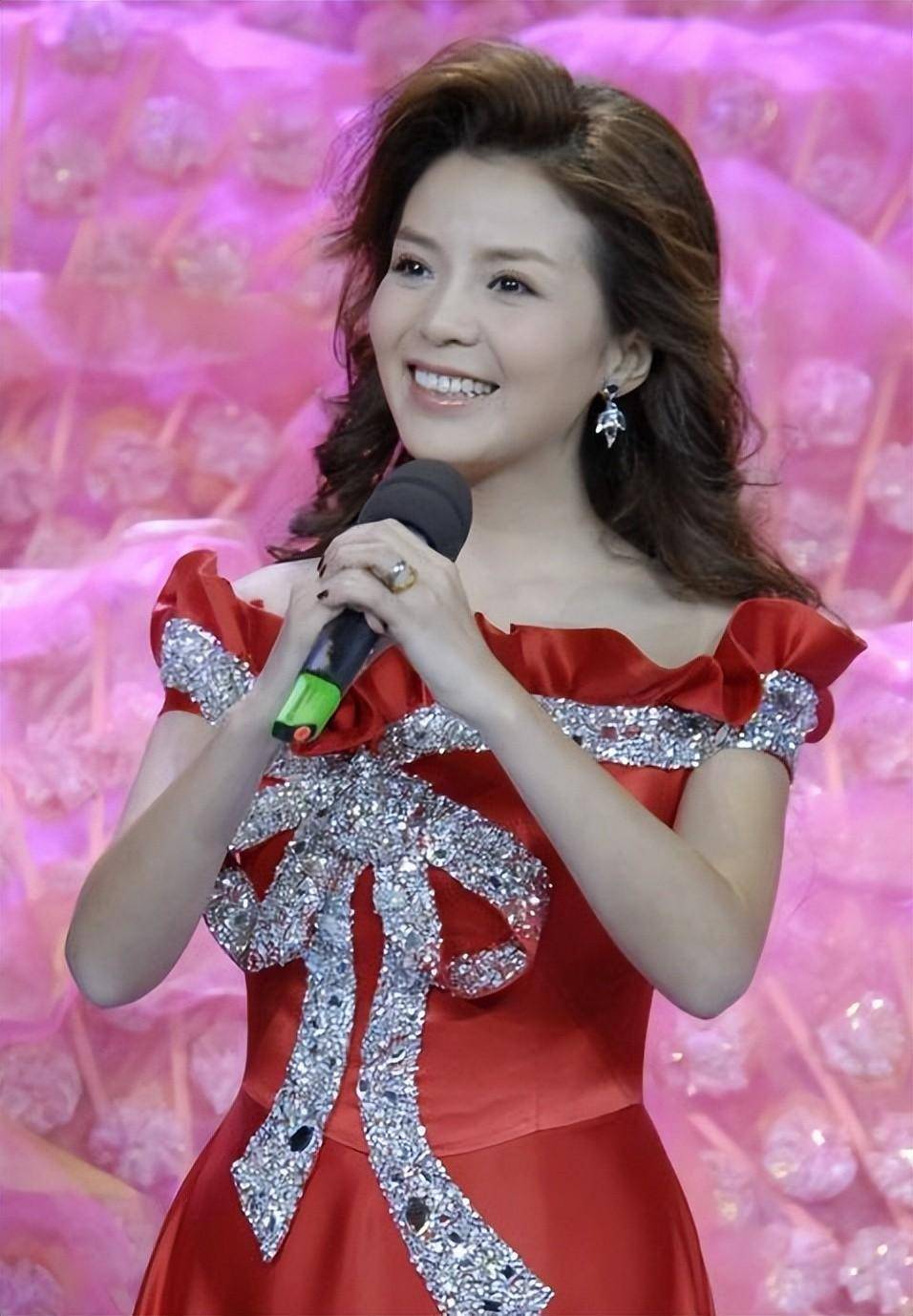先是担任了央视青少年节目《我们这一代人》的主持人,后面