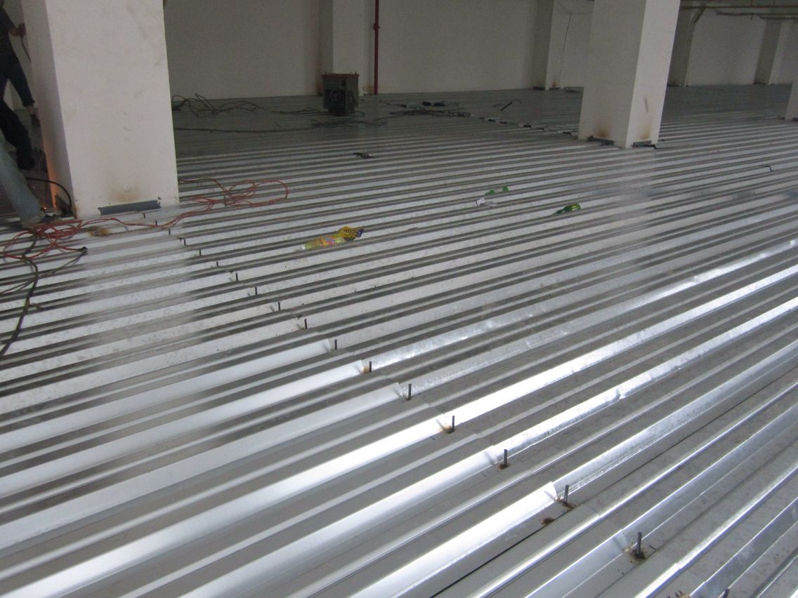 铺设压型钢版△铺设钢筋△浇筑混凝土做基层△2,第二种,钢结构轻质板