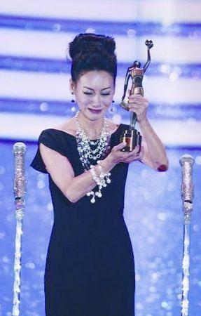 1981年,她凭借着《长辈》这部影片,成功地拿下了第一届香港金像奖的