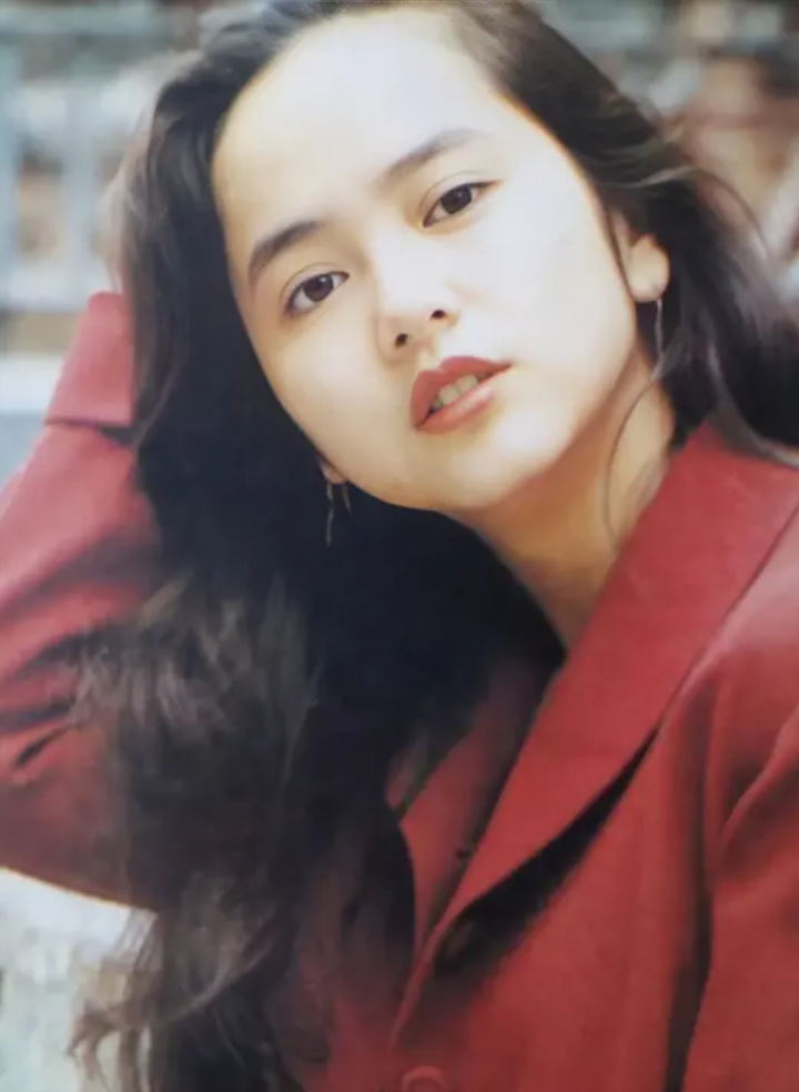 回顾叶蕴仪:13岁出道,19岁爆红,22岁嫁入豪门成一生的错误